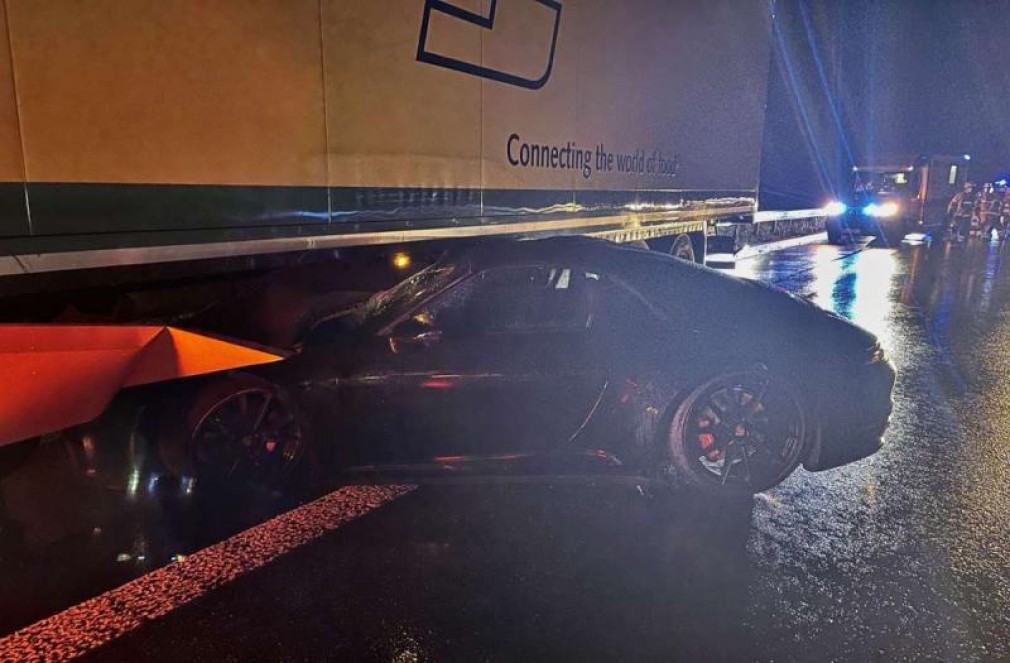 Porsche de 100.000 euro, făcut praf după ce a ajuns sub camion