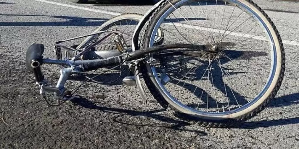 VIDEO Biciclist de 83 de ani, lovit de camion. Are răni grave