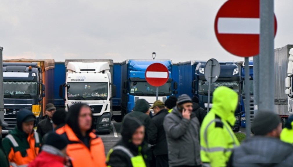 Transportatorii slovaci au început blocarea graniței cu Ucraina