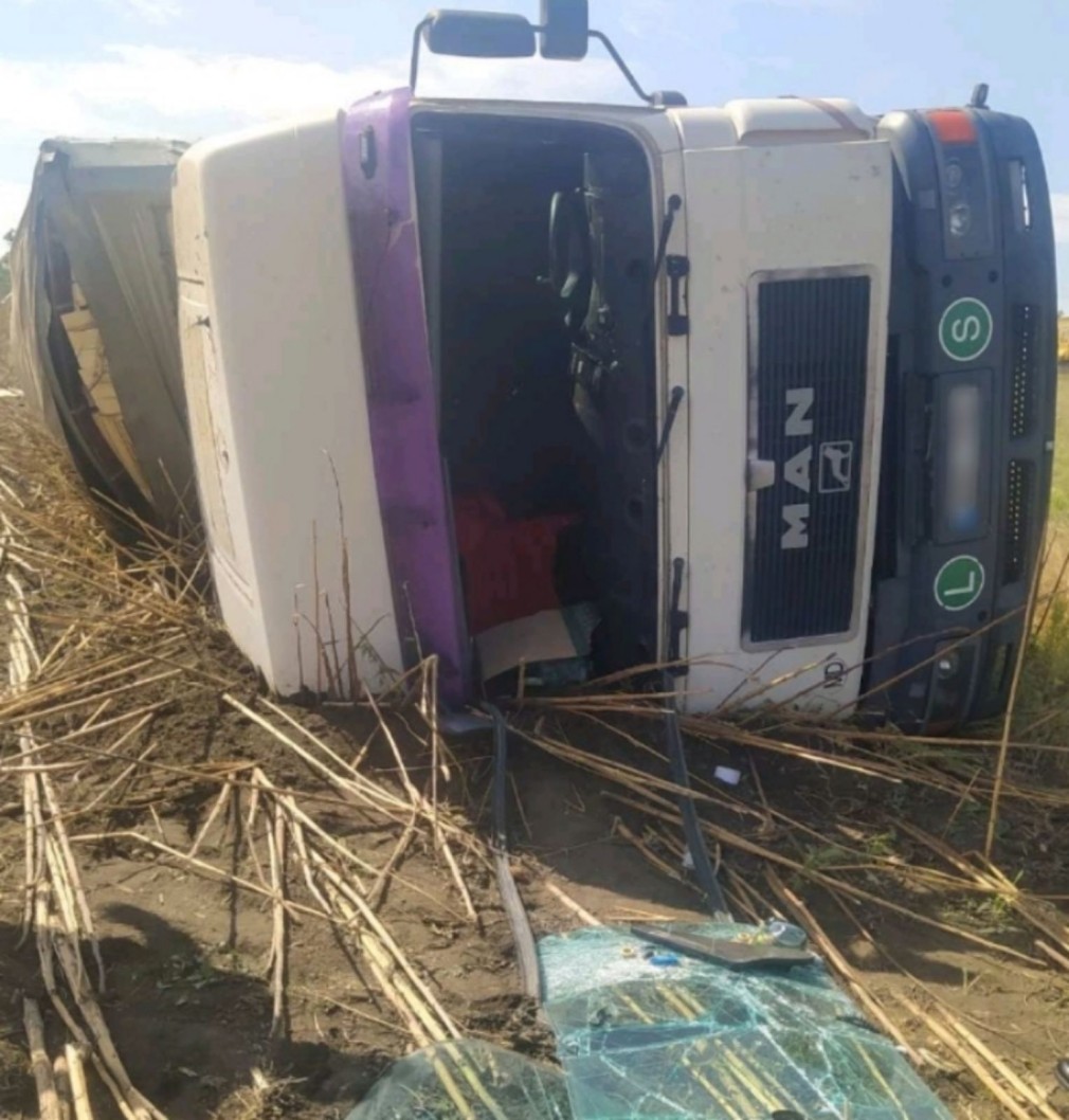 Un camion care transporta zeci de tone de cherestea s-a răsturnat