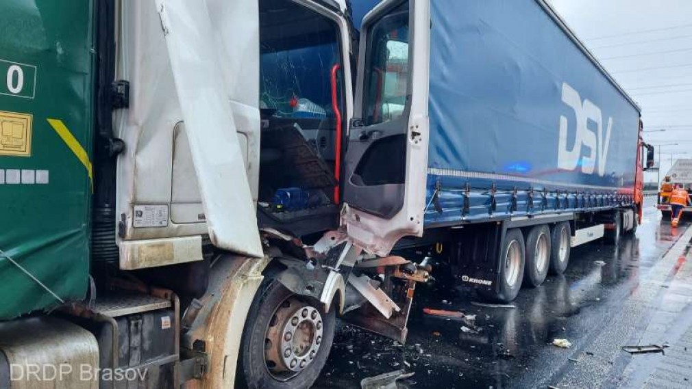Două camioane și un autoturism s-au lovit pe A1. Un copil și o femeie, la spital