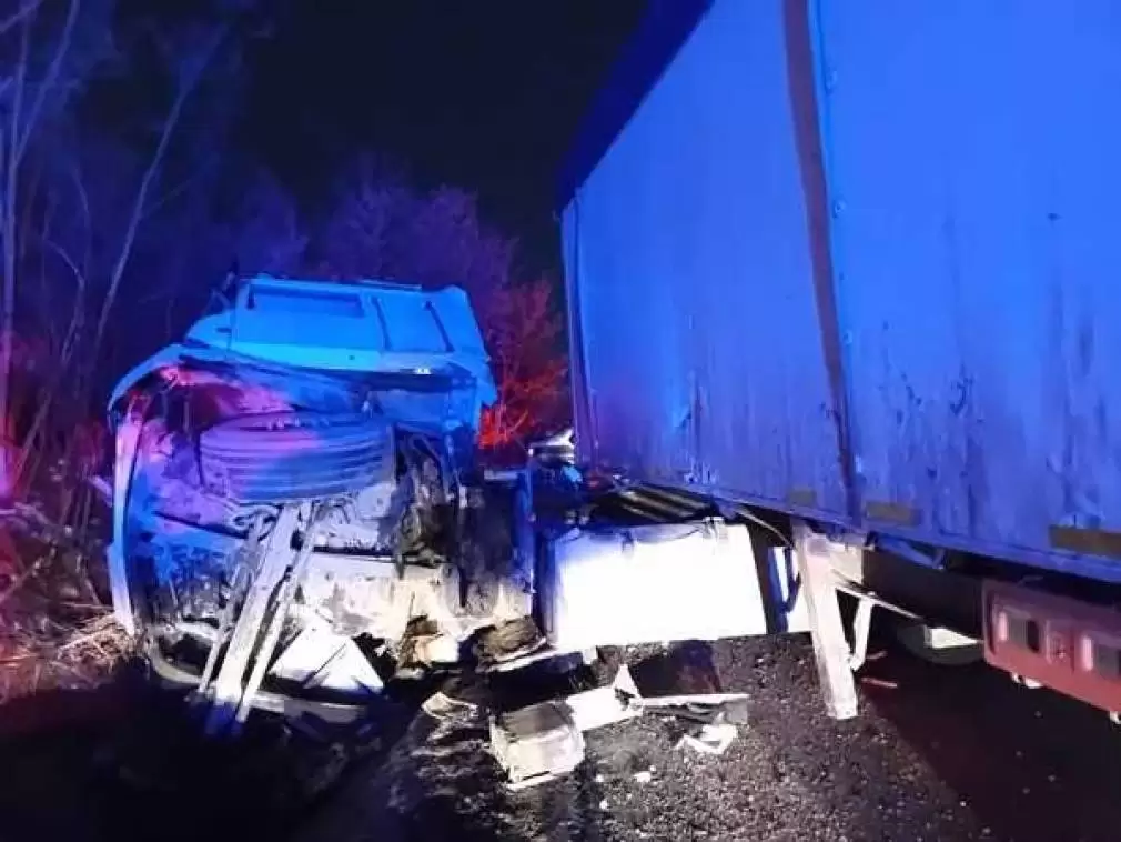 Sibiu. Un camion a intrat într-un cap de pod