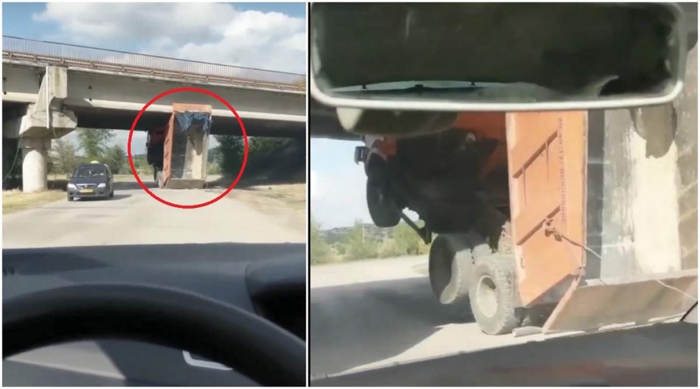 Video: Moldova. Șofer profesionist blocat cu camionul sub pod