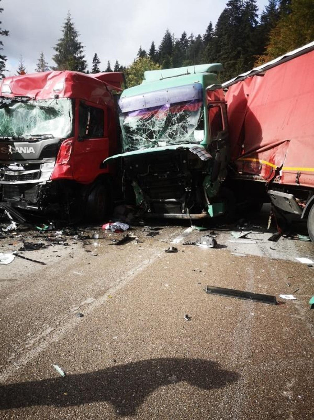 Un șofer a murit după o ciocnire între două camioane. Unul a intrat pe contrasens