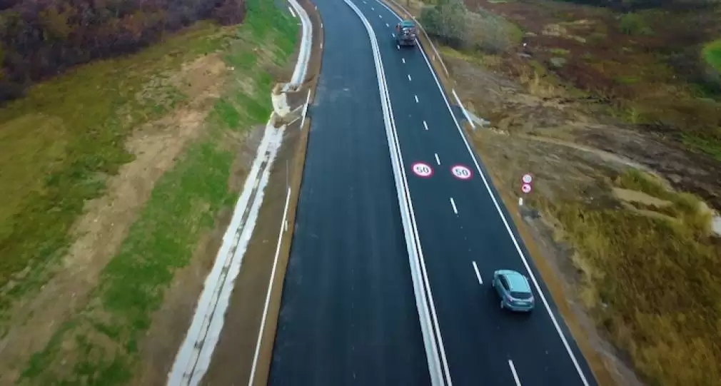 VIDEO Valea Oltului. Porțiune, lărgită la 4 benzi, are limită de viteză de 50 km/oră