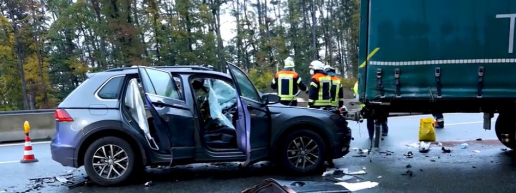 VIDEO Camionul unui șofer român a derapat și a blocat o autostradă. O persoană grav rănită