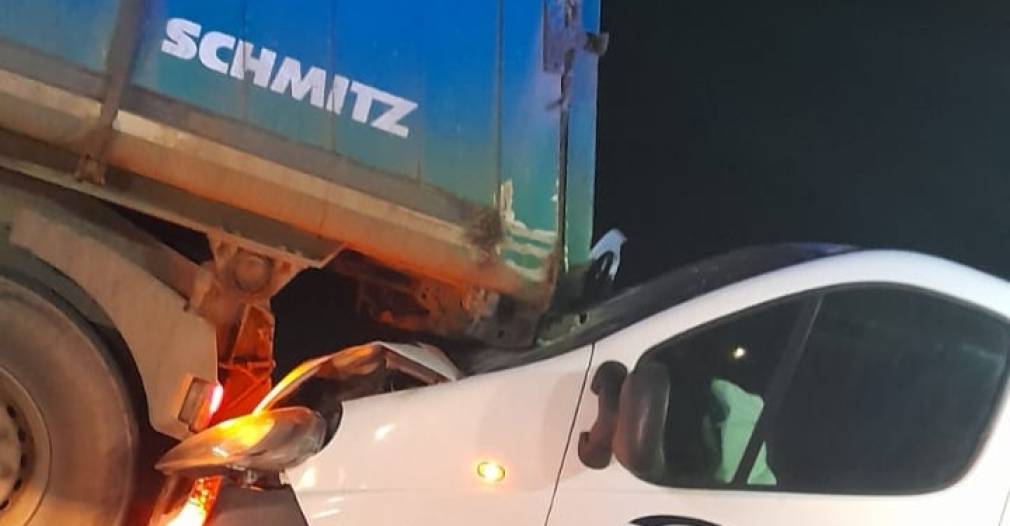 VIDEO Un microbuz a intrat într-un camion, staționat, dar nesemnalizat corespunzător