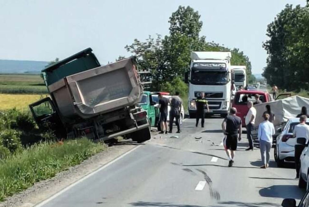 Accident între un camion și o autoutilitară