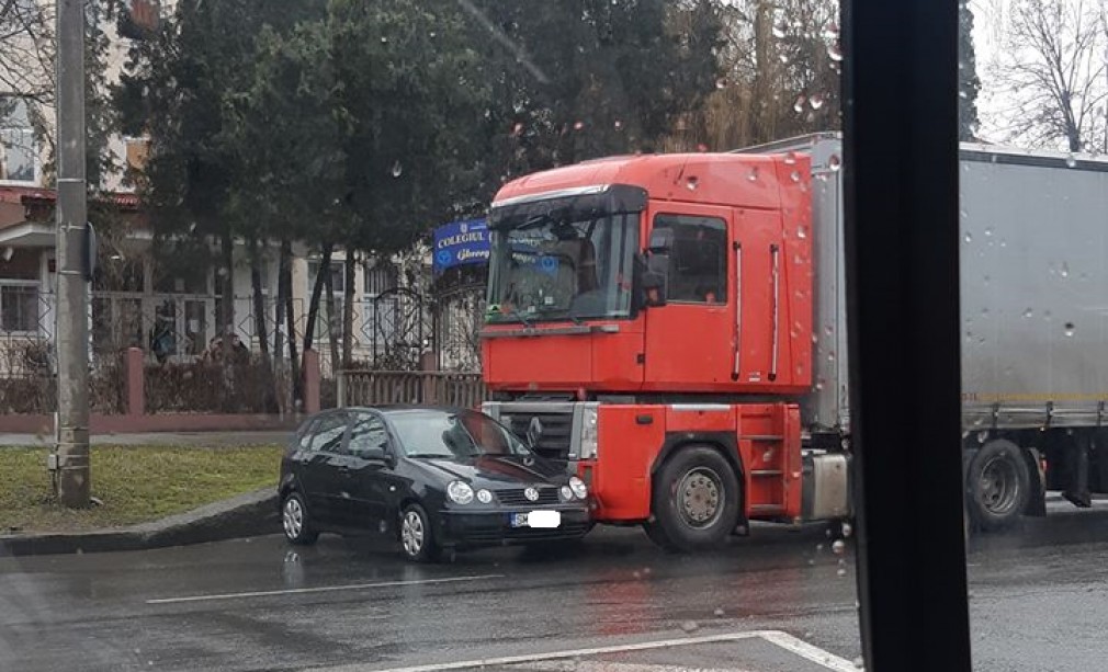 Un camion a lovit în plin o mașină la Satu Mare