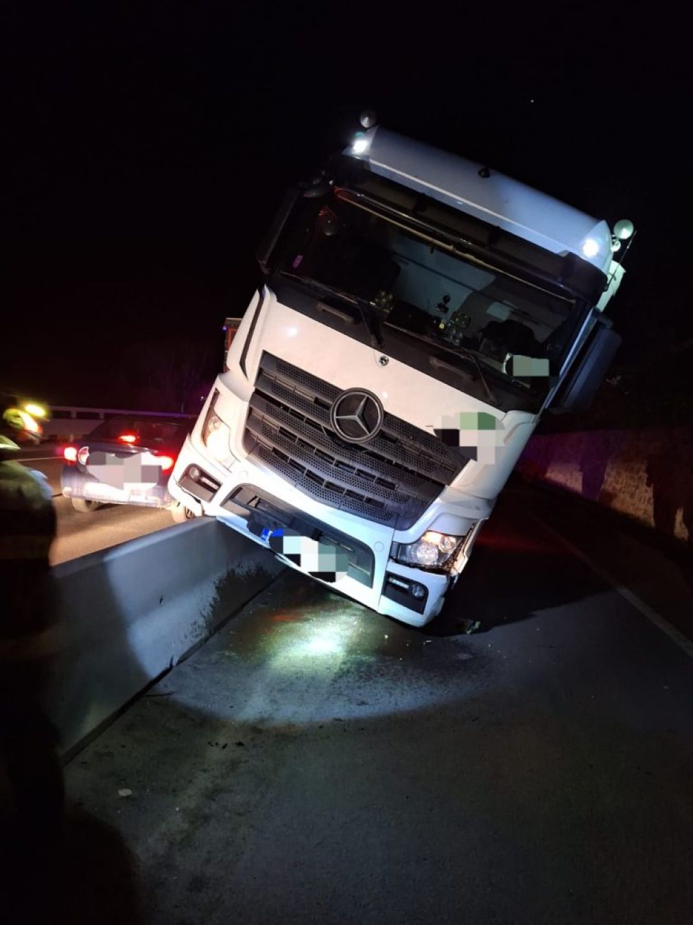 Unui șofer de camion i s-a făcut rău în timp ce conducea pe Valea Oltului. Aproape de tragedie