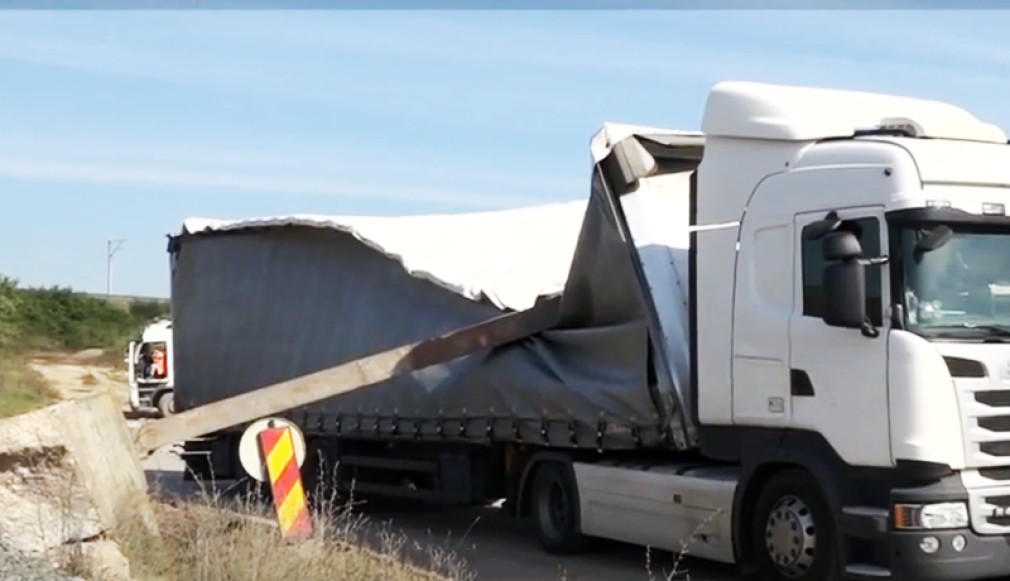 VIDEO. Deva. Un șofer și-a distrus camionul într-un limitator de înălțime