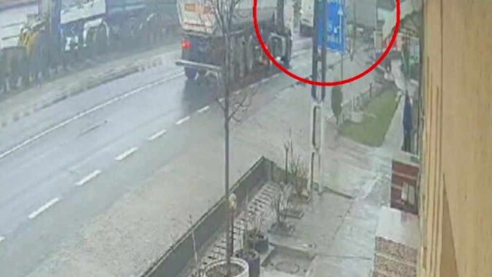 VIDEO. A intrat puternic într-un camion și ricoșat în zid. Ce a pățit șoferul?