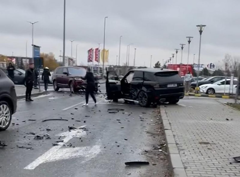 VIDEO Accident la Mall Baneasa: 3 SUV-uri de 300.000 €, făcute praf
