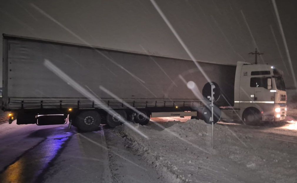 Un camion a derapat și a blocat drumul între Sebeș și Vințu de Jos