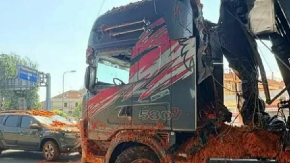 Un camion a circulat pe contrasens pe autostradă. Încărcătura de roșii a căzut peste o mașină