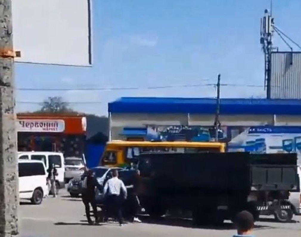 VIDEO A intrat cu camionul militar în mulțime, într-un oraș din Ucraina