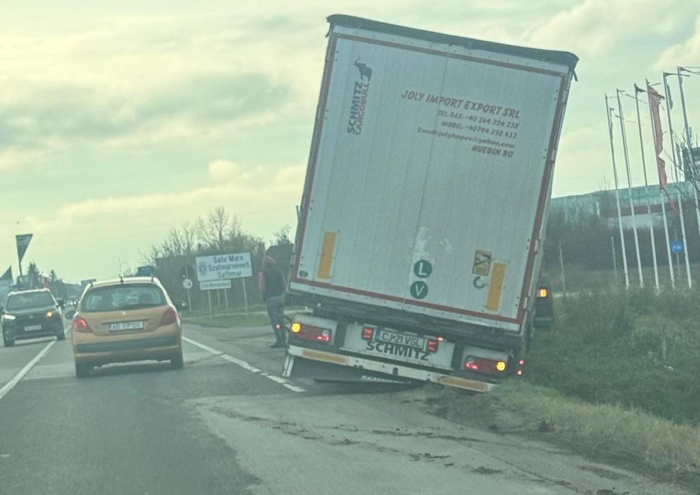 Un camion a ieșit în decor în apropiere de Satu Mare