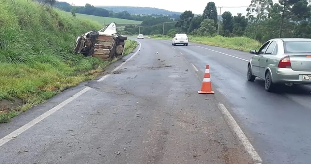 O mireasă a supraviețuit unui accident. A murit lovită de camion când ieșea din mașina distrusă