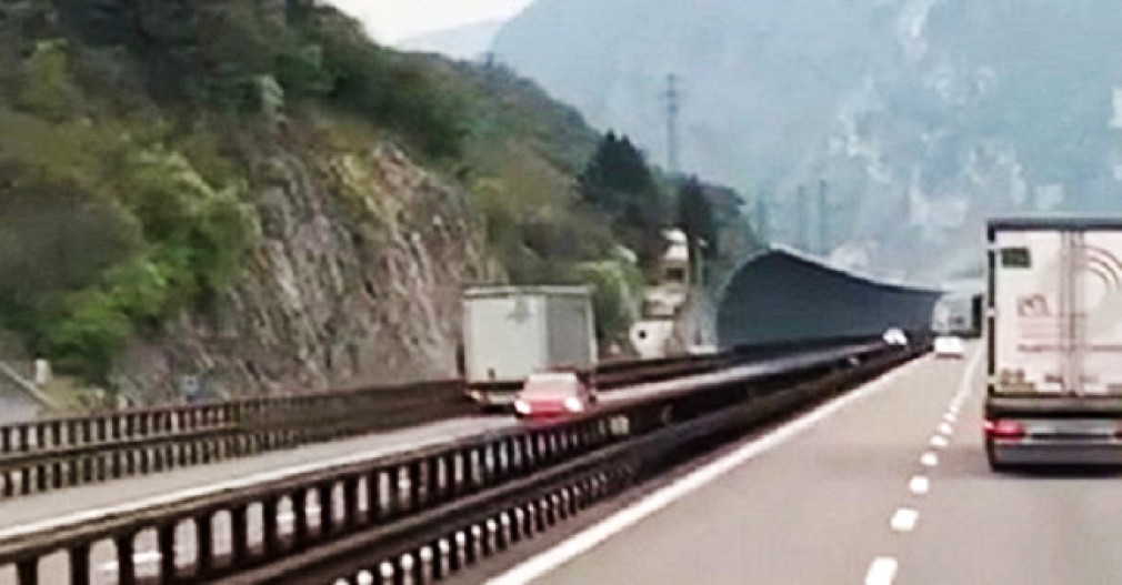 VIDEO: Italia. UN CAMION A CIRCULAT 13 KILOMETRI PE CONTRASENS PE AUTOSTRADA A22 BRENNERO