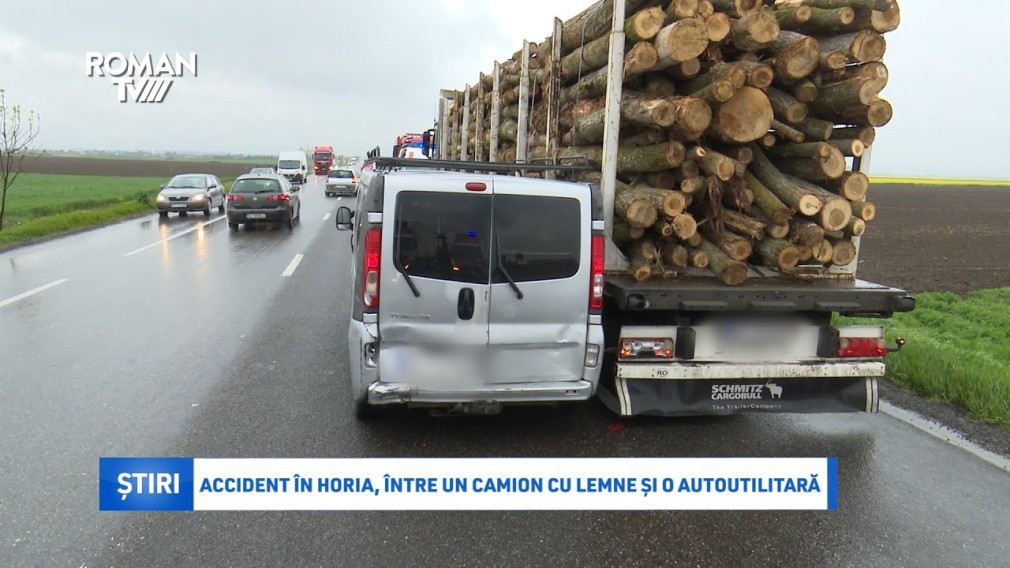 VIDEO Un camion cu lemne și o autoutilitară s-au izbit