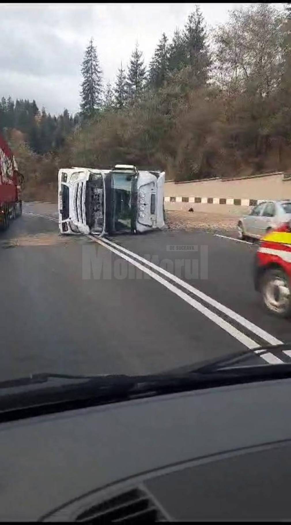 Șoferul a intrat „tare” în curbă. Camionul s-a răsturnat