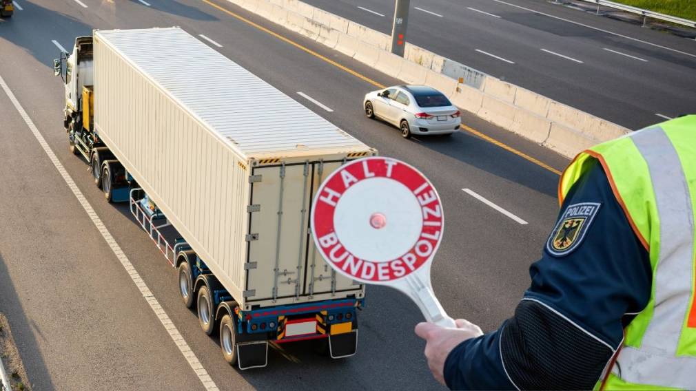 Șofer român de camion, gonea cu 138 km/h pe autostradă