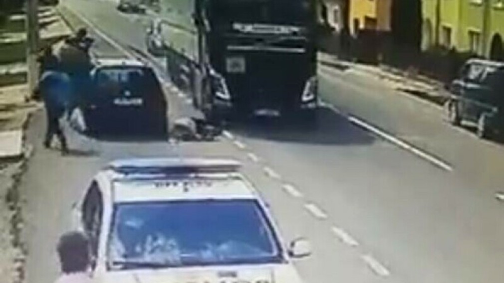 VIDEO O polițistă care traversa strada neregulamentar este lovită de un camion. Reacția șoferului i-a salvat viața