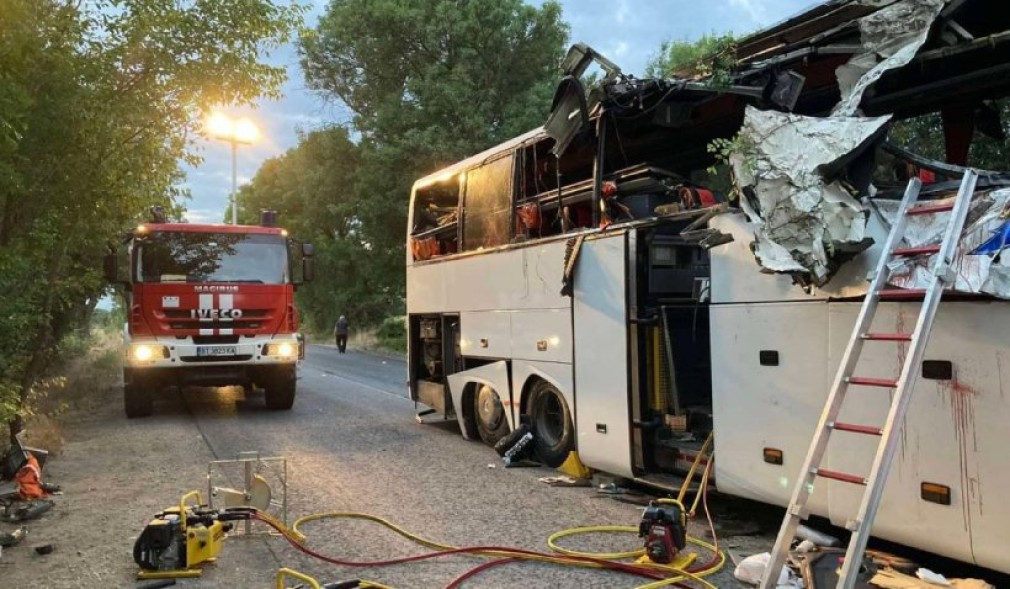 Trei români au murit pe loc, iar alţi nouă au fost grav răniţi într-un accident de autocar în Bulgaria