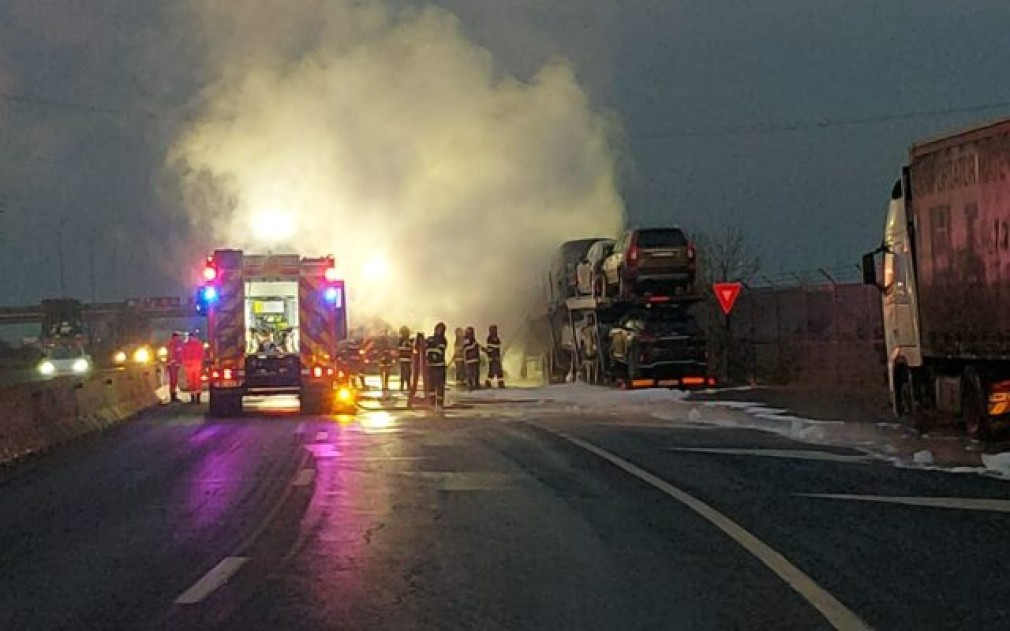 Un camion care transporta autoturisme a luat foc la Ploiești