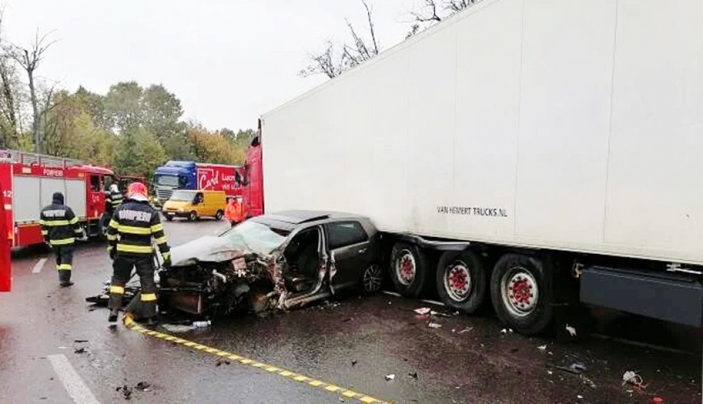 VIDEO: DN7. Remorca unui camion a lovit un autoturism care circula pe sensul opus