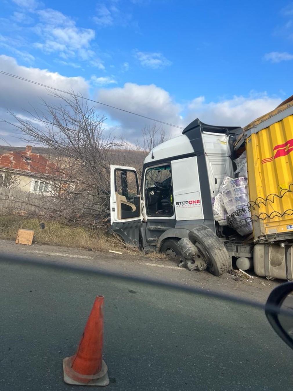 VIDEO. Un camion încărcat s-a răsturnat în șanț în județul Iași
