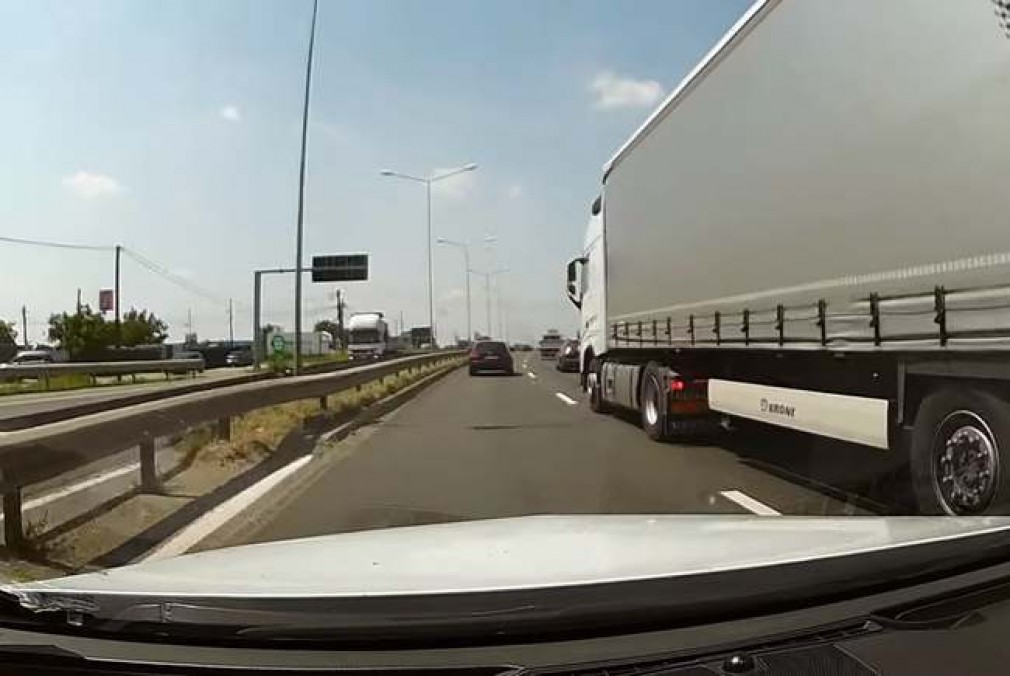 VIDEO. La un pas de tragedie. Șofer de camion schimbă banda fără să se asigure