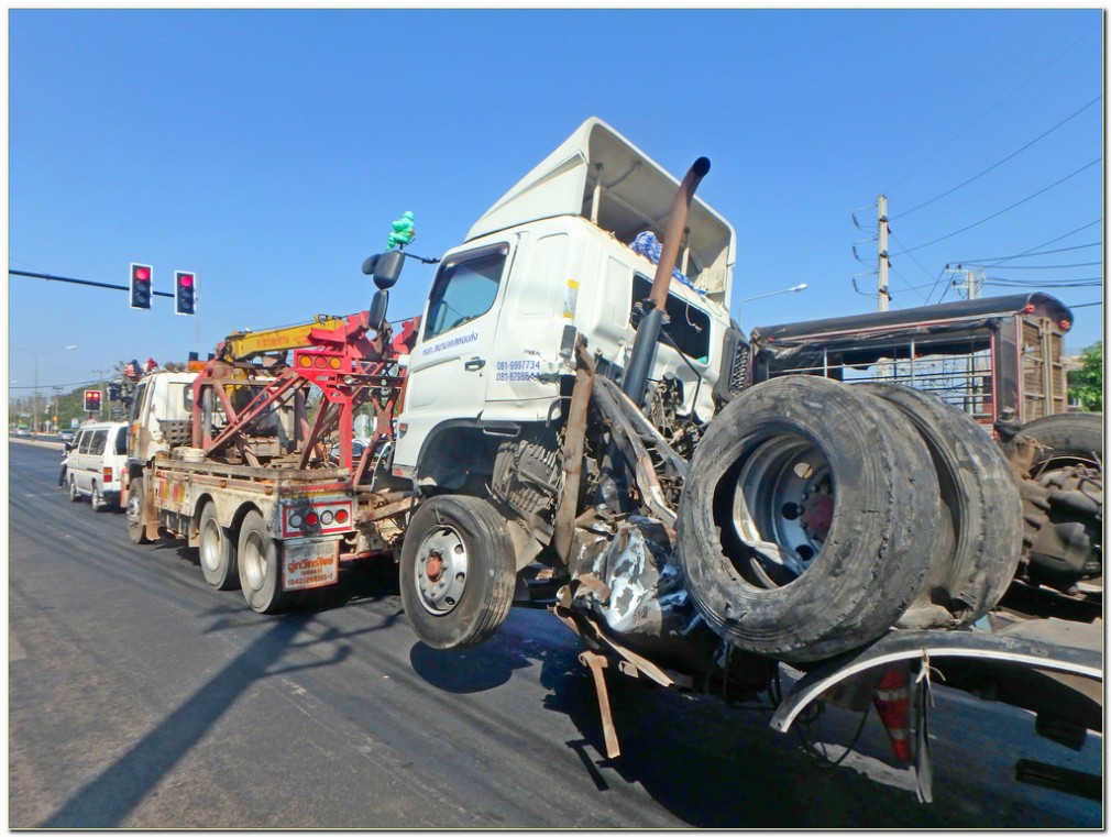 Un TIR implicat într-un grav accident rutier la Ploiești