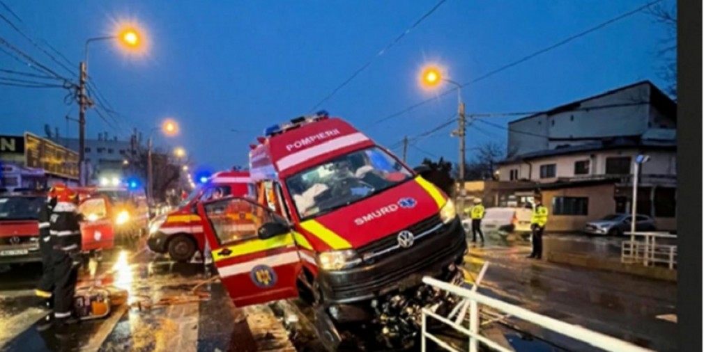 O ambulanță a rămas suspendată după un accident rutier