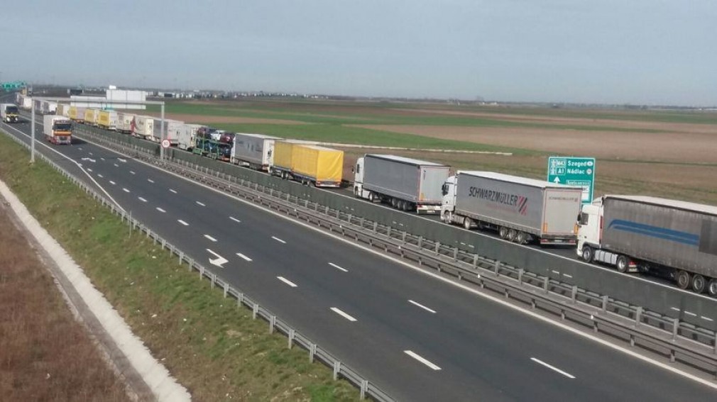 Coloane de camioane la frontiera cu Ungaria. Se aşteaptă până la şase ore