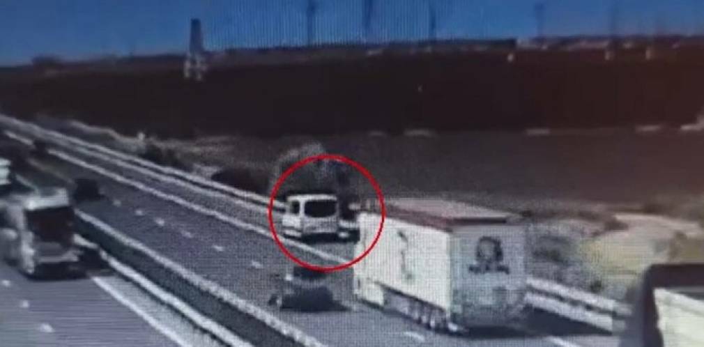 VIDEO Momentul în care un camion pulverizează un microbuz