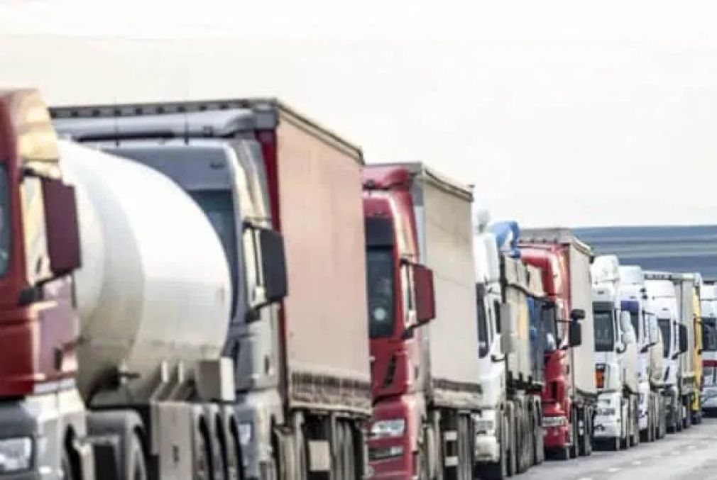Revoltă la Cluj după ce camioanele au ocupat trotuarele