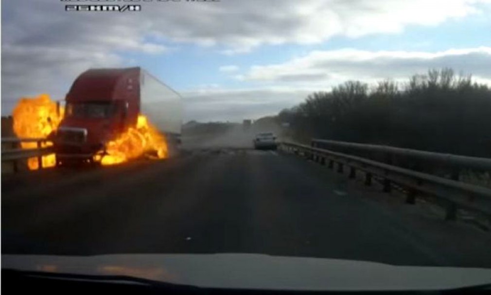 FOTO. Un camion a luat foc după un accident