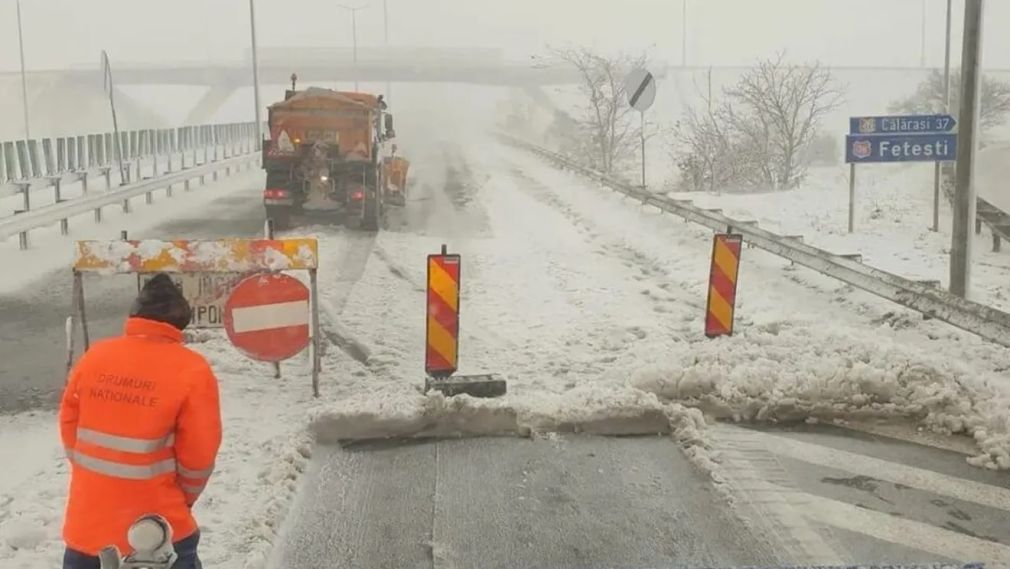 Drumuri acoperite cu zăpadă în 19 județe. Restricții pentru camioane pe DN1