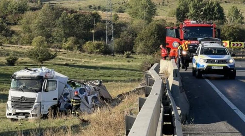 Un camion cu mașini de spălat a căzut de pe un pod