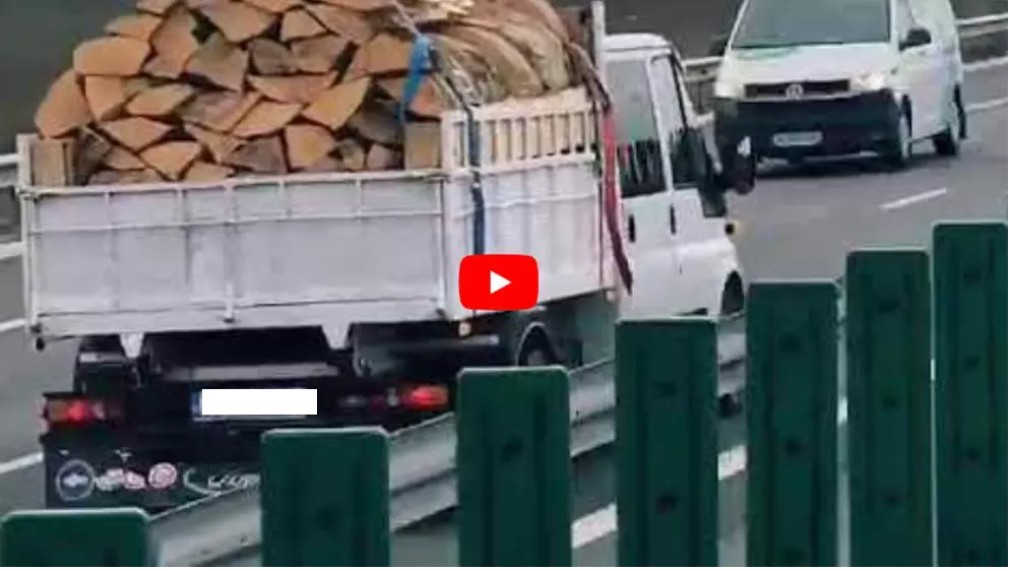 VIDEO O camionetă cu lemne gonește pe autostradă pe contrasens