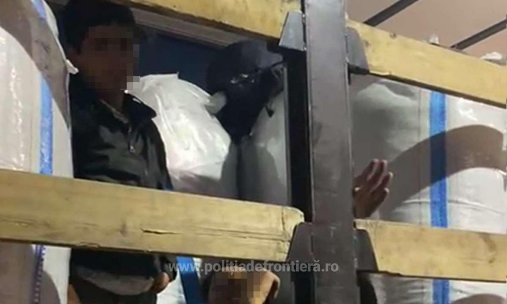 Patru cetăţeni străini depistați de polițiștii de frontieră arădeni într-un camion