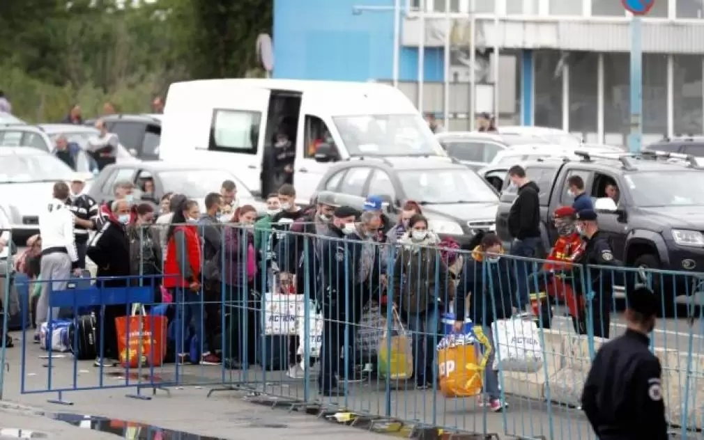 Afaceri necurate la graniță. 300 de euro ca să ajungi din vamă acasă