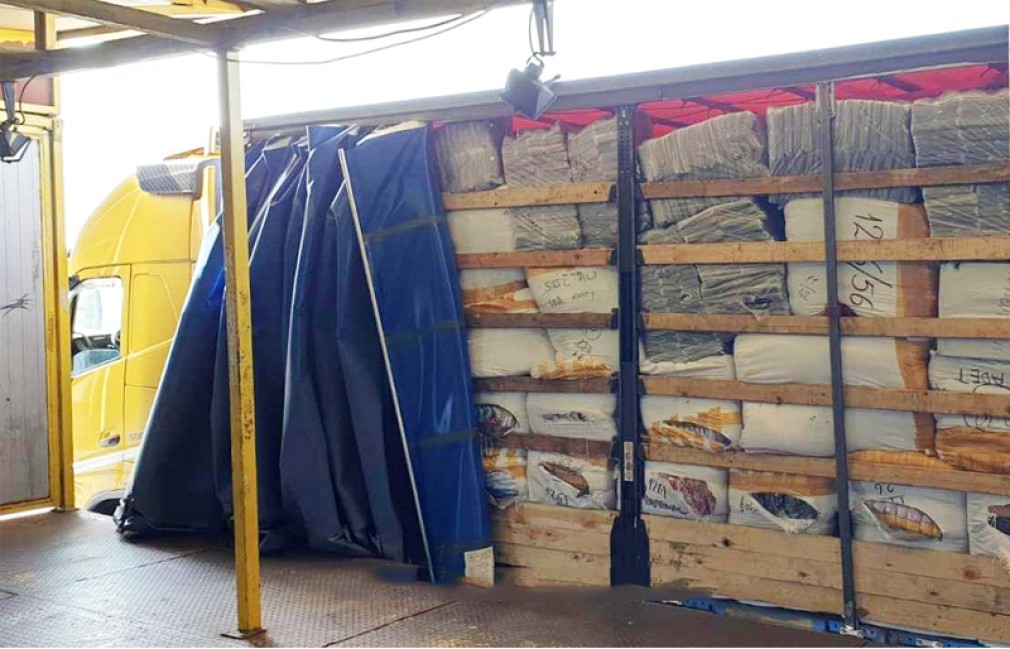 VIDEO: Constanța. Camion cu 597 colete cu produse contrafăcute, interceptat de PF