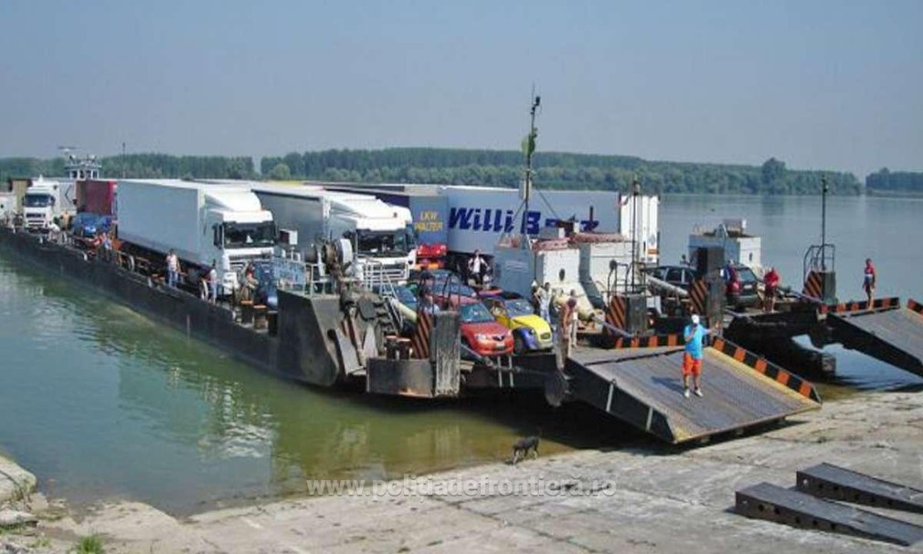 VIDEO. Bechet. Camioanele nu mai pot traversa Dunărea cu bacul din cauza secetei