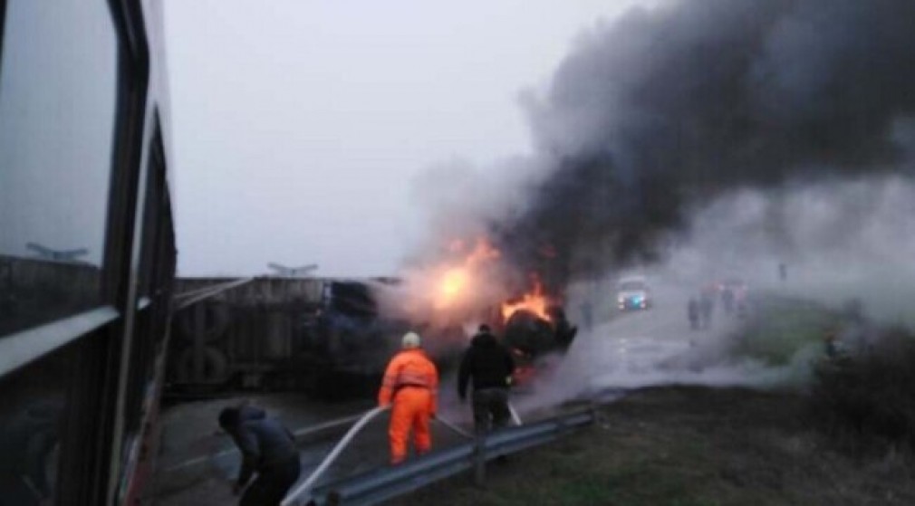 VIDEO. camion, în flăcări după ce a fost zdrobit de un tren