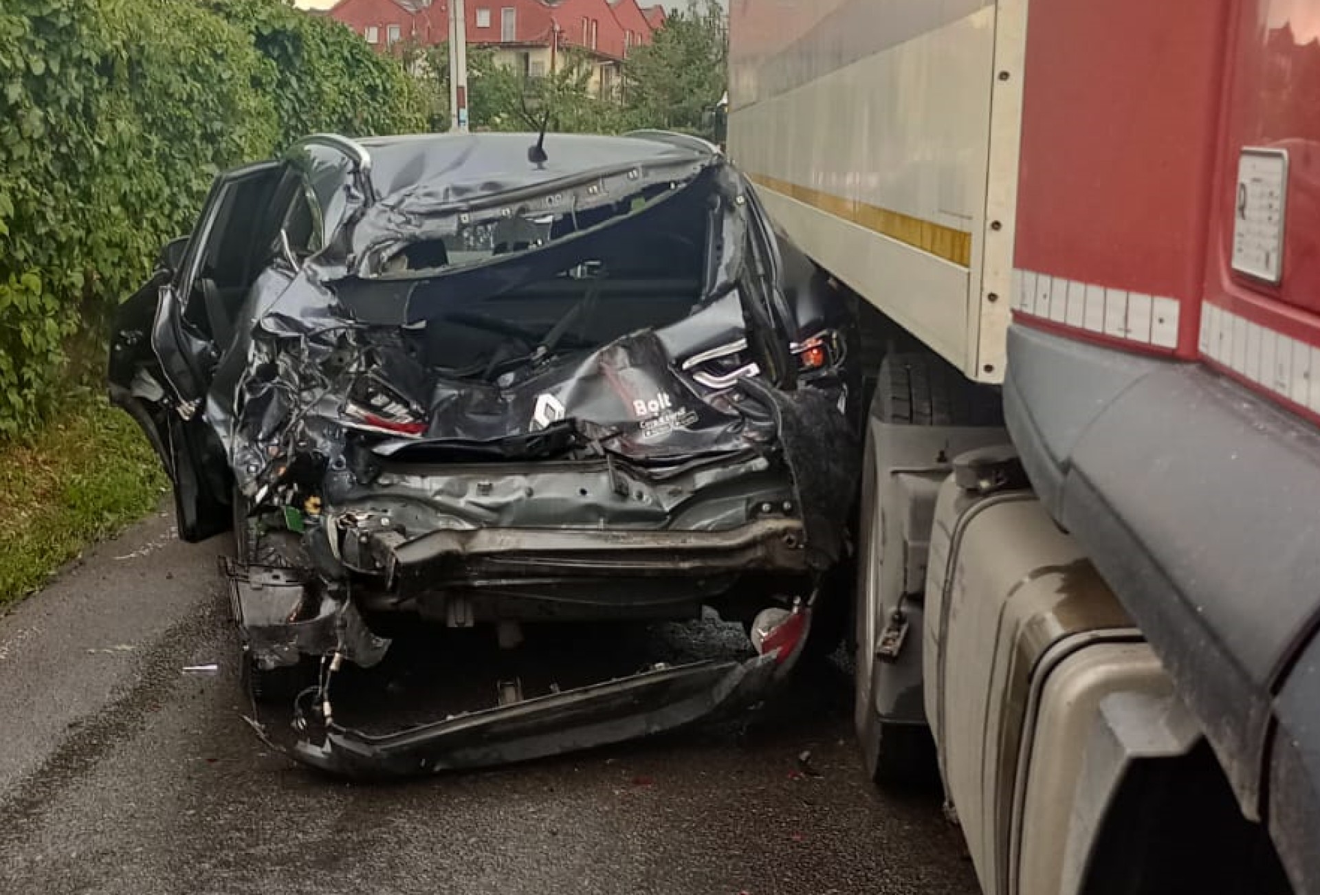 Cluj. Pasageră rănită după ce un autoturism s-a ciocnit cu un camion