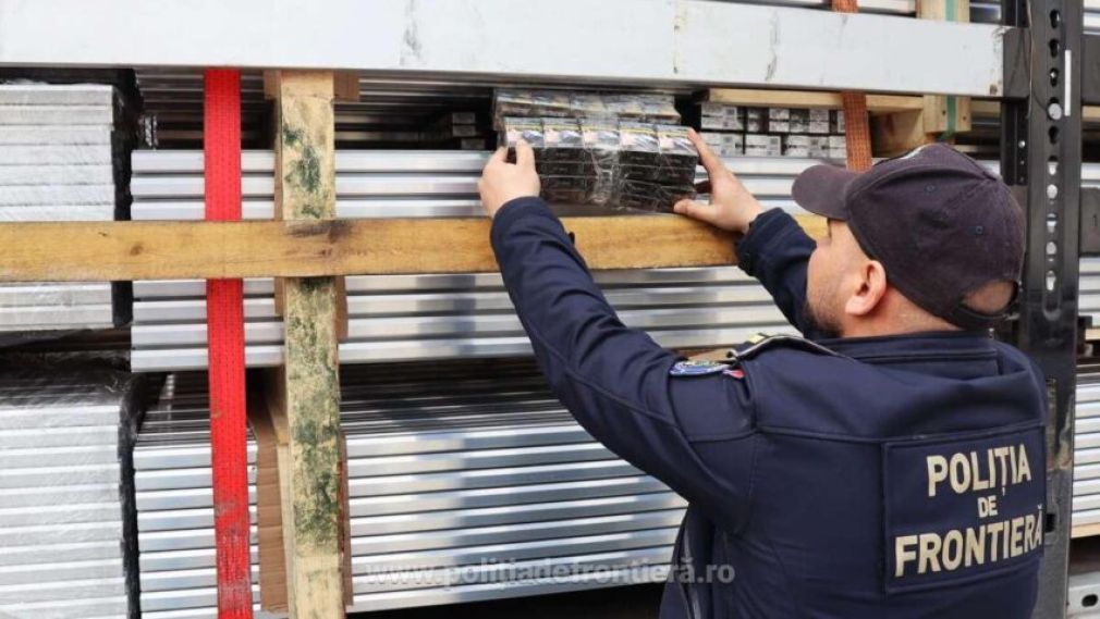 Țigări descoperite într-un camion care transporta profile de aluminiu