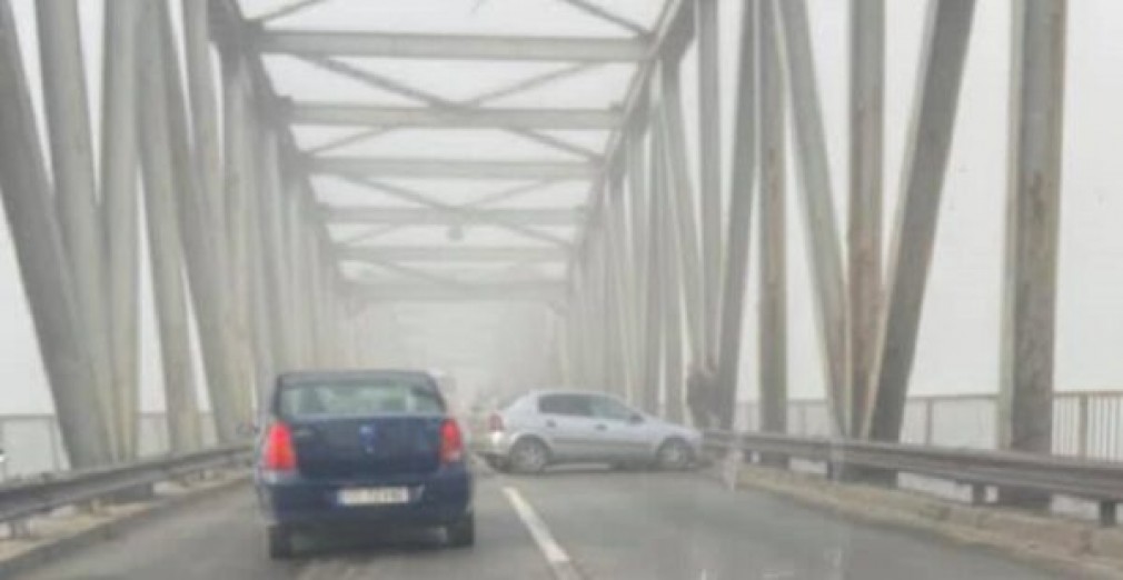 Acccident de camion pe Podul Olt din cauza ceții
