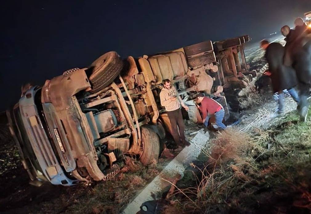 Camion încărcat cu îngrășământ s-a răsturnat